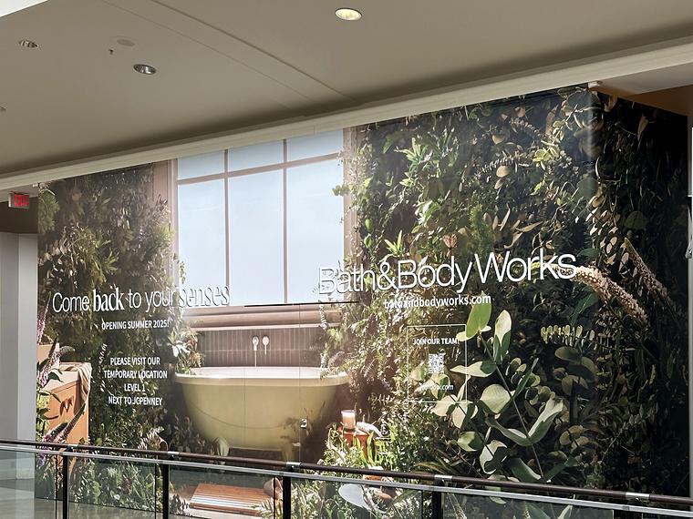 Bath and Body Works, retail barricade, ross park mall, installed by Clean Cut Graphics